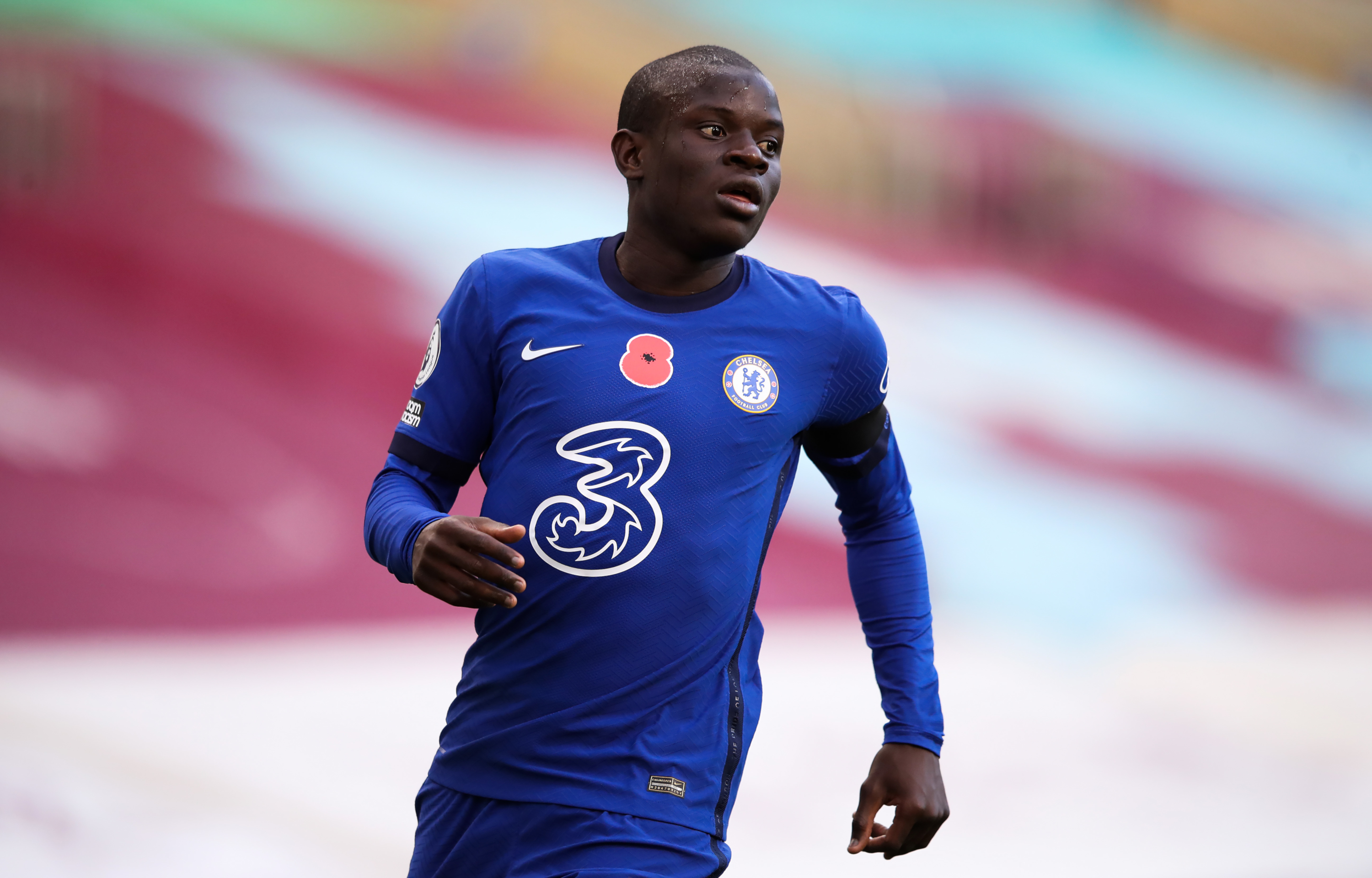 曾是国足队长也是申花队长,娶校花儿女双全,37岁拿金球再登巅峰