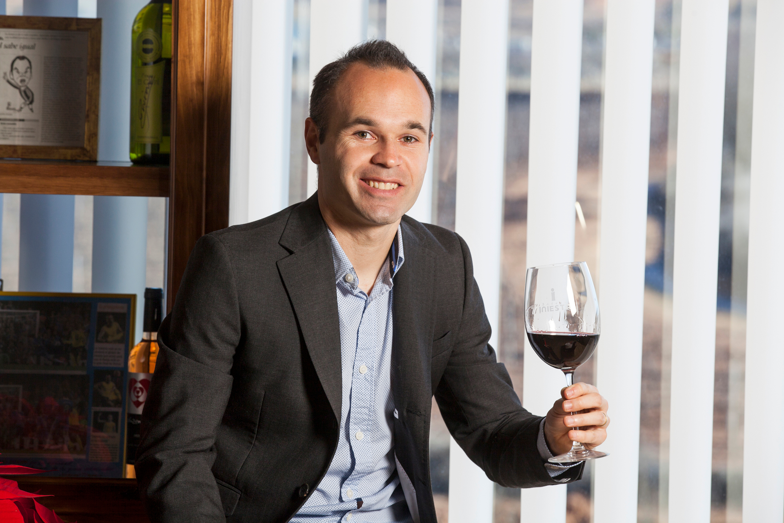 队报:虽然登贝莱入选欧冠大名单,但在周一训练中感到一条腿不适